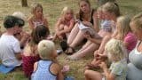 Luisterende kinderen tijdens het voorlezen