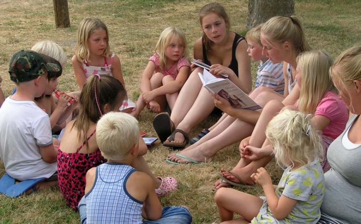 Luisterende kinderen tijdens het voorlezen
