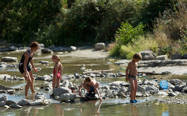 Dammetjes bouwen, riviertje kleine camping Le Moulin de Cost