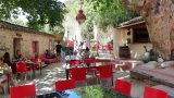 Sfeervol terras op de kleinschalige camping le Moulin de Cost