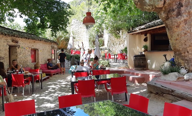 Sfeervol terras op de kleinschalige camping le Moulin de Cost